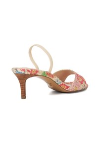 Schoenen met open teen en bloemmotief, met een beige strap en een bruine hiel met kurkstructuur. Levendige kleuren zoals roze, blauw en groene accenten.