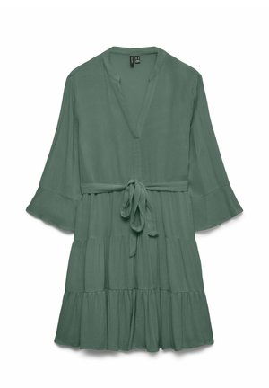 Zelené šaty délky po kolena s výstřihem do V, 3/4 zvonovými rukávy, vrstvenou sukní a páskem na zavazování v pase z lehké látky.
