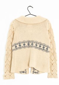 Suéter de punto beige con un cuello ancho, que presenta una banda decorativa gris y un patrón calado en las mangas. El dobladillo es ligeramente corto.