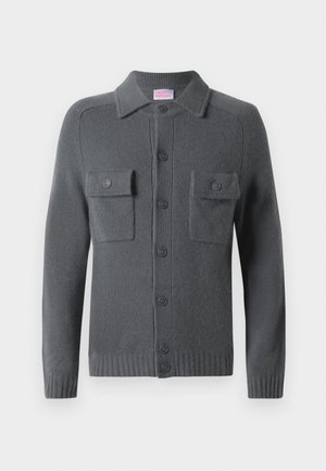 Pelēks adīts kardigans ar pogu aizdari, divām krūšu kabatām un apkakles izgriezumu. Ribotās piedurknēm un apakšmalai. Mīksta tekstūra.