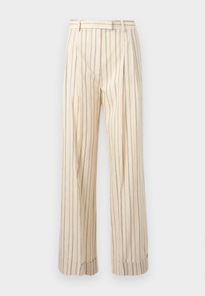 Pantalon beige taille haute avec fines rayures verticales noires, brunes et rouges, équipé de poches latérales et d'ourlets retroussés.