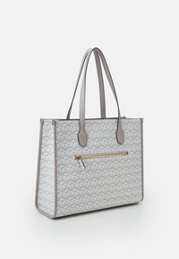 Sac fourre-tout gris avec motif géométrique en relief, doubles anses d'épaule, et une poche zippée à l'avant avec des accents en métal doré.