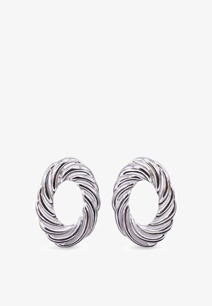 Orecchini in tonalità argento con un design ovale attorcigliato che presenta un centro aperto ben in evidenza. Superficie lucida con dettagli testurizzati.