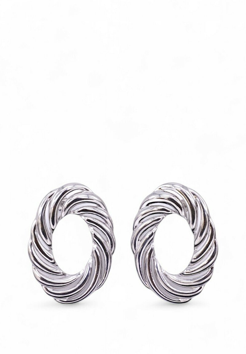 Orecchini in tonalità argento con un design ovale attorcigliato che presenta un centro aperto ben in evidenza. Superficie lucida con dettagli testurizzati.