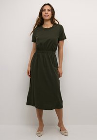 Kurzärmliges, olivgrünes Kleid aus weichem Stoff, mit einem elastischen Taillenbund und einem knielangen Design mit glatter Textur.