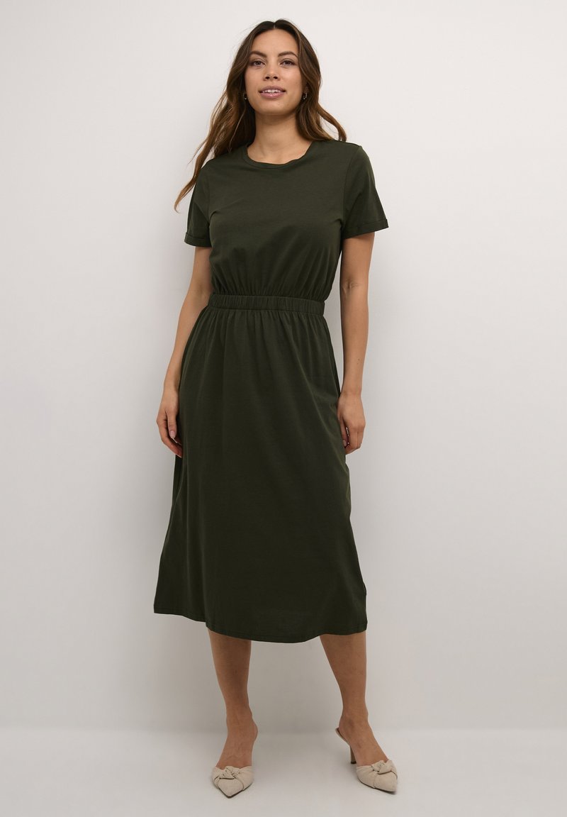 Kurzärmliges, olivgrünes Kleid aus weichem Stoff, mit einem elastischen Taillenbund und einem knielangen Design mit glatter Textur.