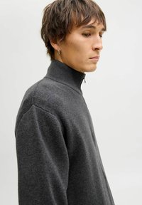 Tumehall kõrge kaelusega pullover, millel on lukk. Valmistatud tekstuuritud kudumiskangast, raglanvarrukatega ja liibuv siluett.