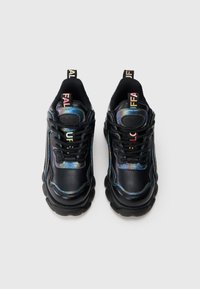 Μαύρα αθλητικά παπούτσια με ιριδίζουσες λεπτομέρειες, χοντρές σόλες και υλικά με υφή. Διαθέτουν μαύρα κορδόνια και λογότυπο σε πολύχρωμη γραφή στις ετικέτες τραβήγματος.