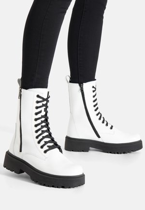 - Botki na platformie