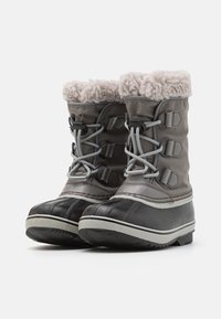Graue Winterstiefel mit einem flauschigen grauen Innenfutter, wasserdichter Gummi-Spitze und Zwischensohle sowie verstellbaren grauen Schnürsenkeln. Strukturiert Oberfläche und robustes Design.