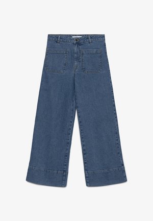 Jeans denim a gamba larga in blu medio. Presentano due tasche posteriori e un orlo risvoltato. Realizzati in cotone con una texture liscia.