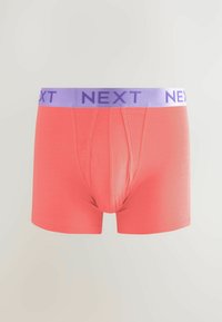 Korall színű boxer alsónadrág, puha tapintású anyagból, lila rugalmas derékszíjjal, amelyen a "NEXT" felirat található. Klasszikus fazon, elöl zsebrész részlettel.