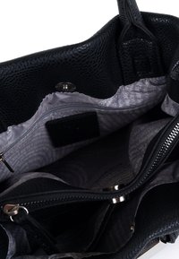 Borsa a tracolla in pelle nera con interno foderato in grigio testurizzato, tasche con cerniera e chiusura a gancio magnetico.