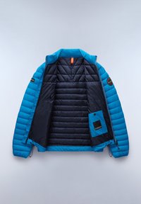 Giacca isolante blu con un interno di un blu scuro a contrasto, texture trapuntata, anello di sospensione arancione e una tasca sul lato interno sinistro.
