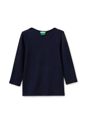 Marineblauw shirt met lange mouwen en ronde hals, plat gelegd, eenvoudig ontwerp, geen patronen, met een groen merklabel aan de binnenkant van de kraag.