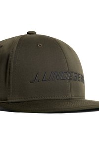 Tumman oliivinvihreä lippalakki, jossa on tasainen lippa, valmistettu teksturoidusta kankaasta, etuosa mustalla kohokuvioidulla logolla ja ommeltu kruunu.