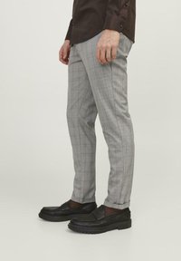 Jack & Jones JPSTMARCO JJCONNOR - Hlače chino - otter