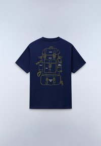 Μπλε σκούρο μπλουζάκι με κίτρινο γραμμικό σχέδιο ενός σακιδίου πλάτης που φέρει ετικέτες με βασικά αντικείμενα ταξιδιού: φωτογραφική μηχανή, ρούχα, νερό, φαγητό, χάρτης, οδηγοί, υπνόσακος.