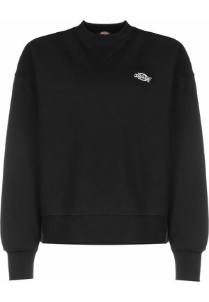 Zwarte sweatshirt van zacht materiaal met een ronde hals, geribde mouwen en een klein logo detail op de borst. Soepele textuur met een relaxte pasvorm.