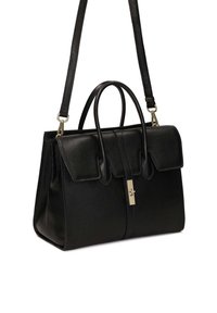 Fekete bőr kézitáska strukturált formával, az elején egy lehajtható záródás, arany színű fém kapocs, valamint két felső fogantyú és levehető pánt található rajta.