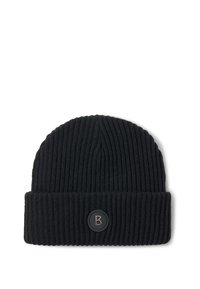 Sort strikket hue med ribbet struktur, der har en rullet kant og en cirkulær sort logo-patch med et bogstav "B."