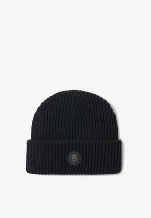 Sort strikket hue med ribbet struktur, der har en rullet kant og en cirkulær sort logo-patch med et bogstav "B."