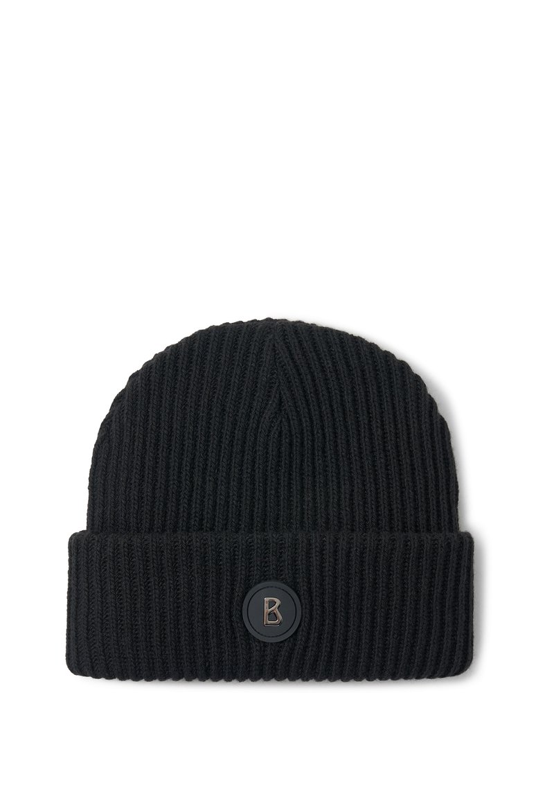 Sort strikket hue med ribbet struktur, der har en rullet kant og en cirkulær sort logo-patch med et bogstav "B."