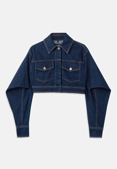 Giacca di jeans cropped blu scuro con maniche lunghe, due tasche sul petto e bottoni argentati. Presenta dettagli di cucitura arancione in contrasto.