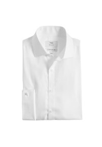 Biała męska koszula z długim rękawem, złożona, z klasycznym kołnierzykiem, guzikiem na przodzie, mankietem i metką „M&S Regular Fit Ultimate Non Iron”.