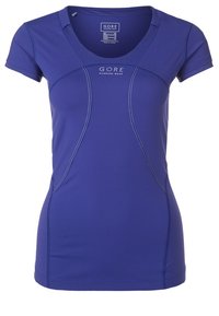 Maglietta da corsa corta viola con scollatura a V, realizzata in tessuto leggero e elasticizzato. Presenta cuciture a contrasto e un logo sul davanti.