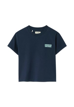 Granatowy krótki T-shirt z krótkim rękawem, okrągłym dekoltem i jasnoniebieskim napisem "AMERICAN VINTAGE" na lewym biuście.