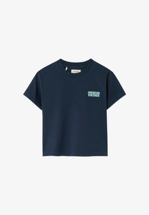 Tumesinine lühikeste varrukatega lühike T-särk ümara kaelusega ja helesinise "AMERICAN VINTAGE" kirjaga vasakul rinnal.
