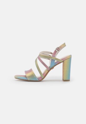 Sandale à talons hauts avec des brides croisées larges et fines en dégradé arc-en-ciel pastel et une fermeture à boucle ajustable sur fond blanc.