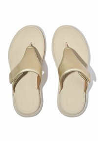 Infradito dorate con una fascia metallica, suola beige e design con divisore per le dita. Textura liscia con una soletta ammortizzata per il massimo comfort.