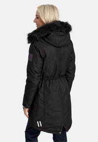 Czarna parka z kapturem wykończonym sztucznym futrem, elastycznym pasem, zamykanymi kieszeniami i odblaskowymi akcentami na dolnej części pleców. Gładki, wodoodporny materiał.