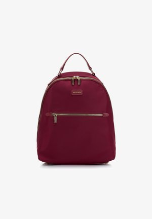 Bordeauxfarbene Nylon-Rucksack mit runder Form, ausgestattet mit einem oberen Griff, doppelten Reißverschlüssen und einer Vordertasche mit Reißverschluss. Akzente aus goldfarbenem Metall.