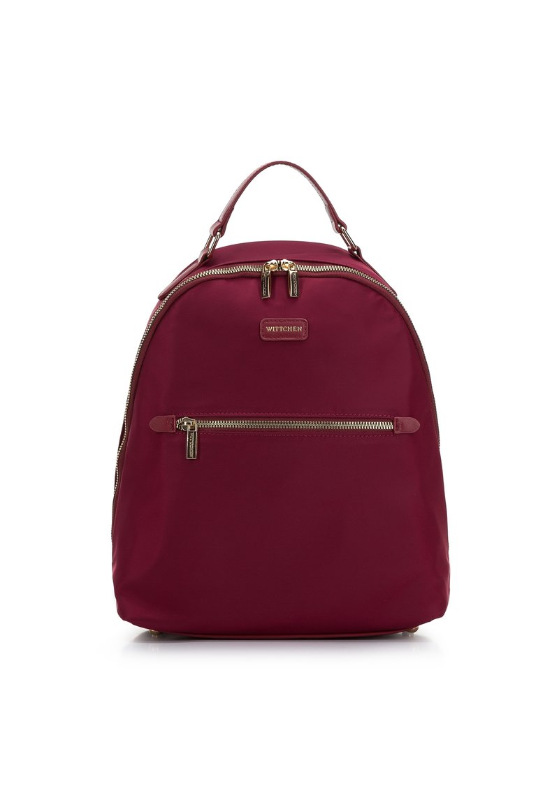 Bordeaux nylon ryggsäck med rundad form, som har ett handtag på toppen, dubbla dragkedjor och en framficka med dragkedjestängning. Guldiga detaljer.