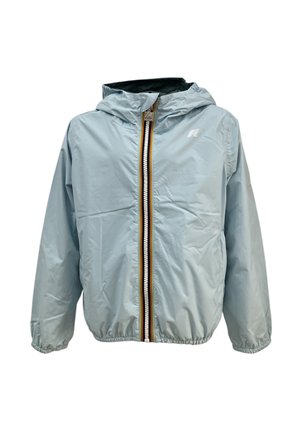 Giacca windbreaker azzurro chiaro con chiusura a cerniera, polsini elasticizzati e cappuccio. Presenta una cerniera a contrasto con un logo riflettente sul petto.