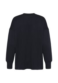 Zwarte lange mouw trui met ronde hals, zichtbare stiksels aan de zoom en manchetten, plat van achteren weergegeven op een witte achtergrond.