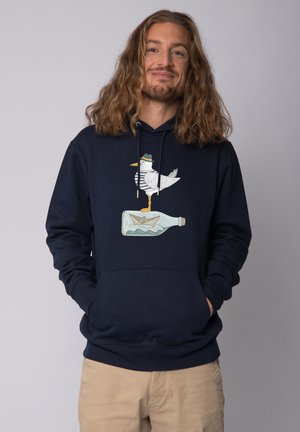 Marine hoodie van katoen, met een afbeelding van een meeuw op een fles met een papieren bootje erin, en een contrasterende print in lichte kleuren.