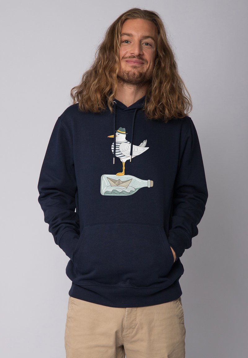 Marine hoodie van katoen, met een afbeelding van een meeuw op een fles met een papieren bootje erin, en een contrasterende print in lichte kleuren.
