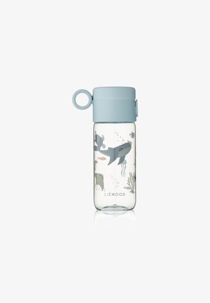 Gennemsigtig glas vandflaske med et lysblåt silikone låg og ring. Har illustrationer af akvatiske dyr og en glat, blank finish.