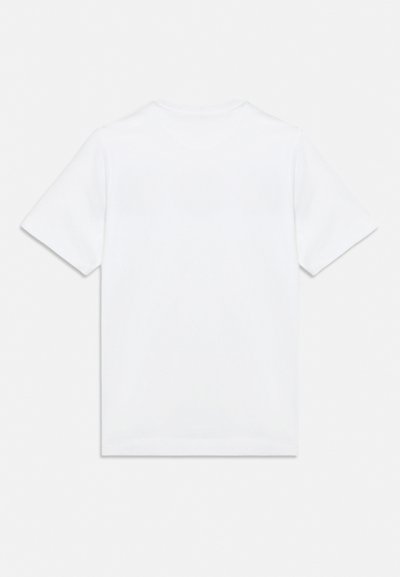 Λευκό, κοντομάνικο t-shirt με στρογγυλή λαιμόκοψη, απλωμένο επίπεδα με την πίσω πλευρά προς τα επάνω, σε ανοιχτό γκρι φόντο.