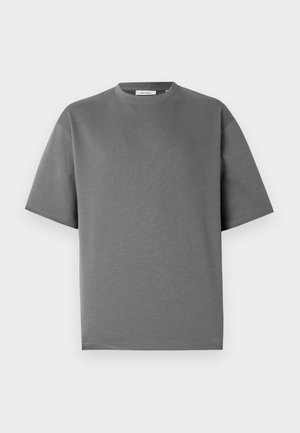 T-shirt gris à manches courtes en coton doux, avec un décolleté rond et une coupe décontractée, présentant des détails de couture minimalistes.