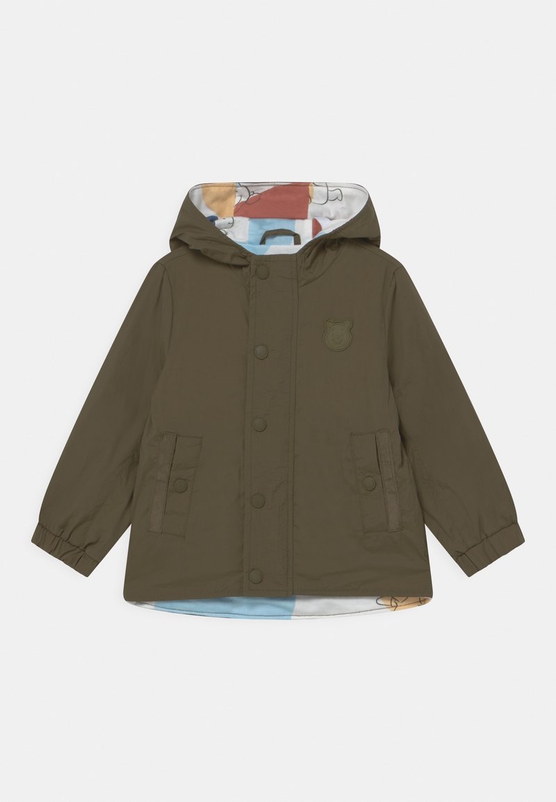 Imperméable à capuche vert olive pour tout-petit, avec boutons-pression, poches avant, poignets élastiques, logo ours et doublure intérieure colorée à motifs.