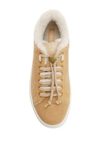 Sneaker scamosciato beige con un morbido rivestimento in pile bianco. Presenta lacci rotondi e un accento dorato circolare nell'area dei lacci. Suola bianca.