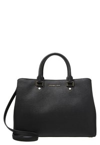 Sac à main en cuir noir avec double poignée supérieure, bandoulière amovible et accents en métal doré. Présente une finition texturée et un détail de logo.