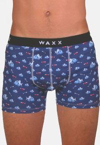 Boxer shorts bleus avec un motif de poissons et de flèches, dotés d'une taille noire avec le logo "WAXX", fabriqués en tissu extensible et à texture lisse.