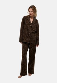 Ensemble de pyjama en imprimé léopard marron, comprenant une chemise à boutons avec col et un pantalon assorti. Tissu doux, coupe décontractée et manches longues.