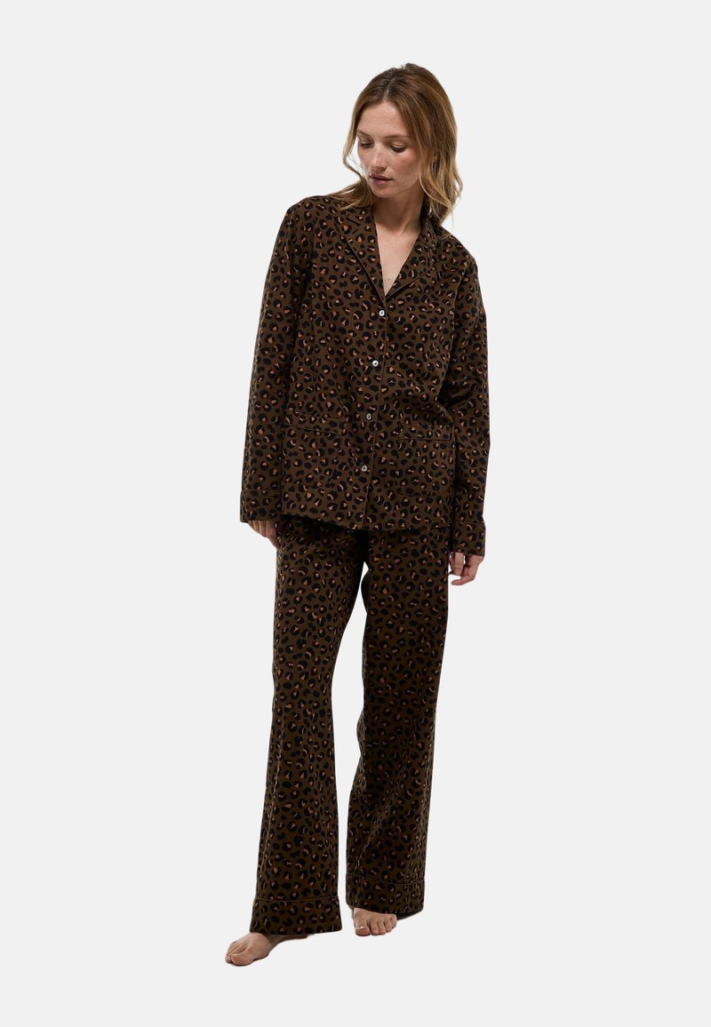Ensemble de pyjama en imprimé léopard marron, comprenant une chemise à boutons avec col et un pantalon assorti. Tissu doux, coupe décontractée et manches longues.